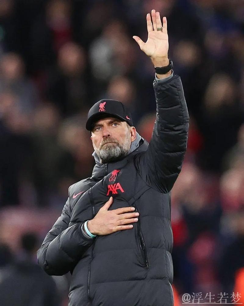 安菲尔德挥别阿诺德！全场高呼致敬，拥抱阿利森，克洛普感慨万千