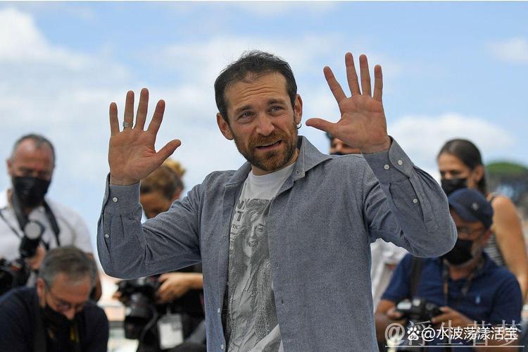 怀森社媒晒与伊斯科互换球衣照,与前辈共庆时刻! 怀森社媒晒与伊斯科互换球衣照,与前辈共庆时刻!