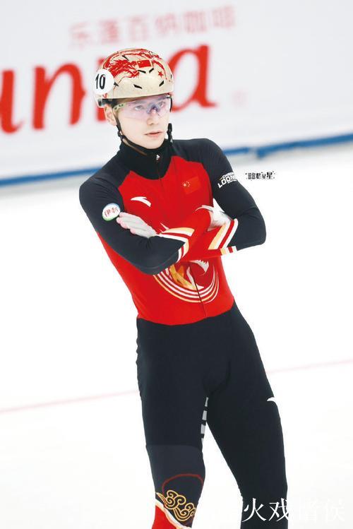 刘少昂上演“绝杀” 中国短道队赢得新赛季首金 刘少昂上演“绝杀” 中国短道队赢得新赛季首金